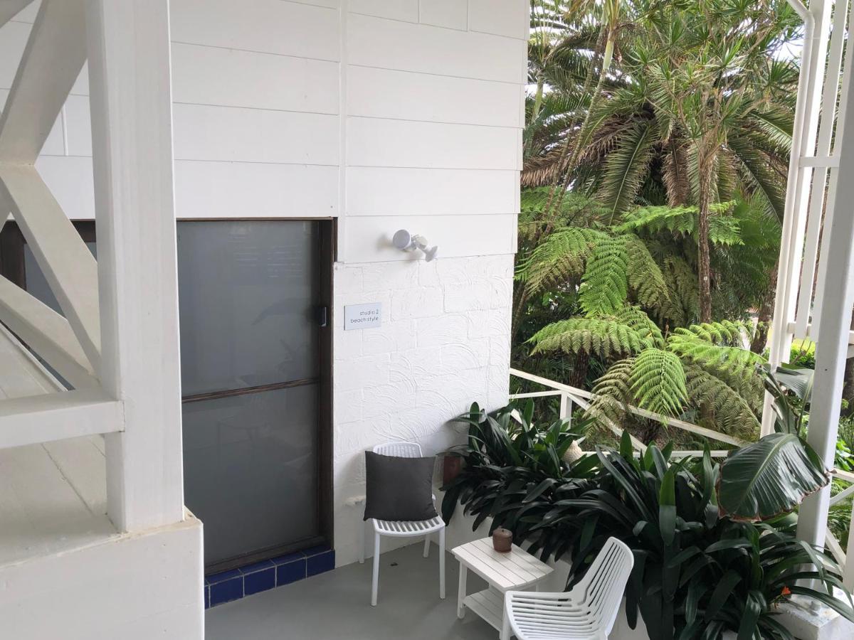 Shorebreak Studio Apartments Sapphire Beach Exterior photo