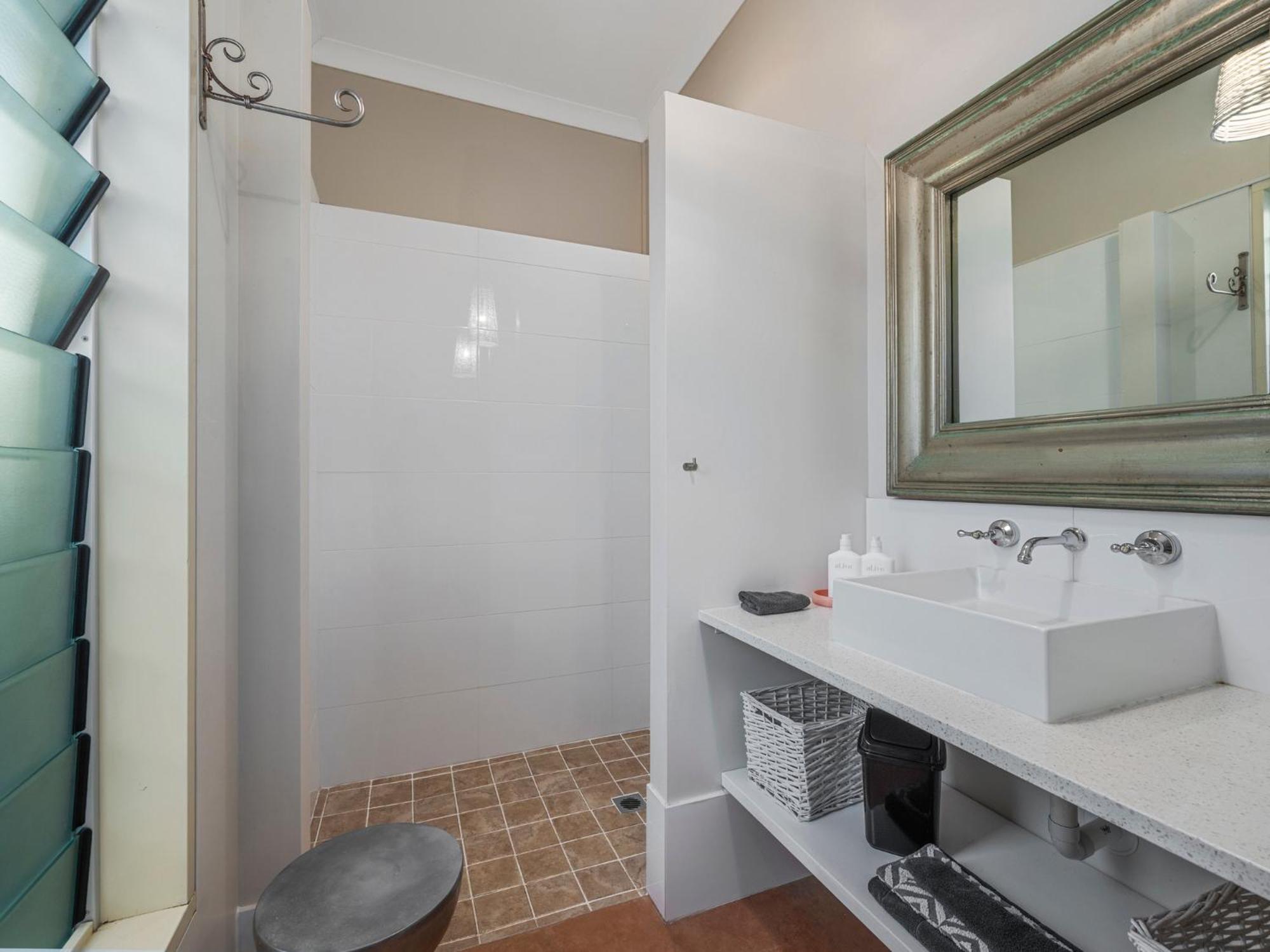 Shorebreak Studio Apartments Sapphire Beach Exterior photo